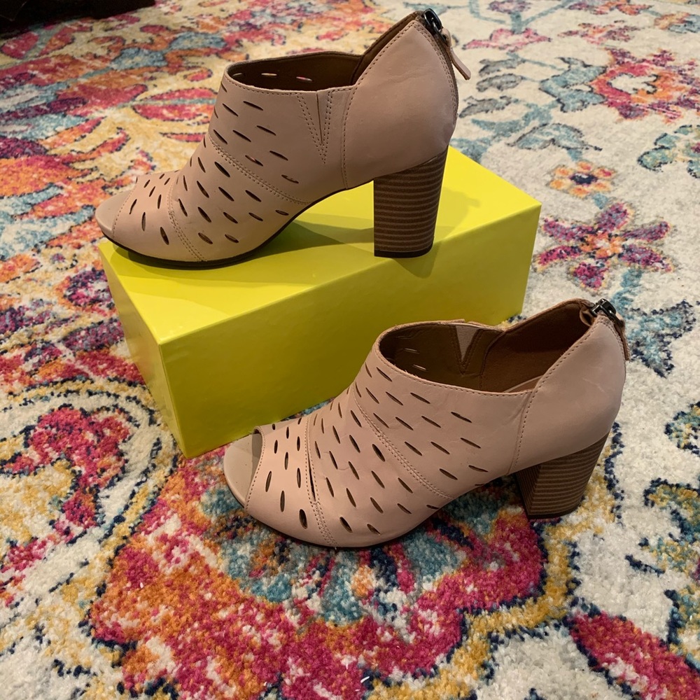 Clark’s | tan open toe bootie 7.5